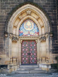 Kostel sv. Petra a Pavla - Praha 2 (kostel) - Prav vstupn portl