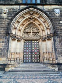 Kostel sv. Petra a Pavla - Praha 2 (kostel) - Stedn vstupn portl