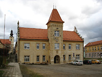 Radnice - Kostelec na Han (historick budova) - Radnice po rekonstrukci stechy (2009)