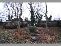 Kostel Vech Svatch - Koln (zcenina kostela) - Ohradn ze s brnou (bezen 2011)