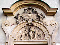 Kostel Sv. Mikule - Praha 10 (kostel) - Plastika nad vchodem