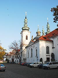 Kltern kostel Nanebevzet Panny Marie - Praha 1 (kostel) - Pohled ze Strahovskho ndvo