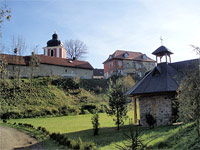 Kostel sv. Matoue - Hrdek u Vlaimi (kostel) - Kosteln v z pohledu od studnky