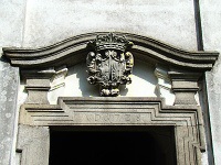 Kostel sv. Jana Nepomuckho, Krahul (kostel) - Detail erbu nad vstupem do kostela 