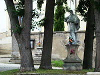 Kostel sv. Jilj - Mrkotn (kostel) - Socha sv. Jana Nepomuckho ped kostelem