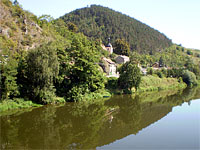 Kostel sv. Palmcia - Karltejn-Budany (kostel) - Pohled na kostel pes Berounku
