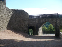 Svojanov (hrad) - hradn brna, vlevo brna ke schoditi na zahradu
