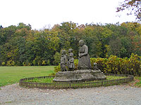 Sousoší Babička s dětmi - Ratibořice (socha)