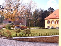 Zbraslavice (zcenina zmku) - V pozad pozstatky tvrze