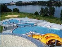 Aquapark Jindichv Hradec (aquapark) - Pohled shora na bazn a tobogn