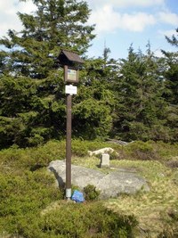 ern hora (vrchol) - ern hora - vrchol, na jae vude le modr pytle pro dobrovoln sbrae odpadk