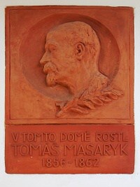 Muzeum T. G. Masaryka ejkovice (muzeum) - Plastika TGM na domku