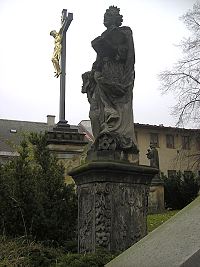 kostel - esk Tebov (kostel) - Sochask vzdoba ped kostelem