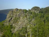 Frdlantsk cimbu (skly) - Tento pohled bn turista nevid - foceno nad protj sklou, zvanou Nos