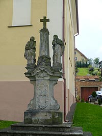Kostel Rozesln sv. apotol - Rybnk (kostel) - souso vpravo od vchodu