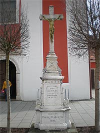 
                        Kříž před kostelem - Rájec-Jestřebí (kříž)