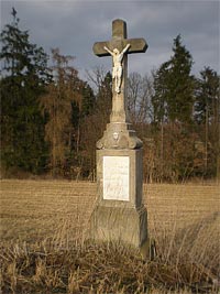 
                        kamenný kříž - u Obory ( kříž )
