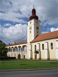 Kostel sv. Martina - Nov Dvory (kostel) - Kostel je propojen arkdovou chodbou