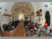 Kcov (zmek) - Expozice historickch motocykl s kavrnou (foto: Daniel Korol)