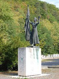 
                        Socha ženy s praporem - Adamov (pomník,památník)