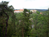 Rabtejn nad Stelou (osada) - Pohled na zmek a klter