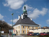 Radnice - Bystr (historick budova) - Radnice - pohled od koly