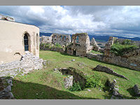 Spisk hrad - Slovensko (zcenina hradu) - Pozstatek ve petvoen na cisternu