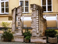 Kounicv palc - Brno (historick budova) - Dialog, socha na ndvo