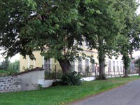 
                        Škola - Břežany (historická budova)