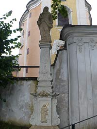 Kostel sv. Anny - Radim (kostel) - socha, vlevo od brny