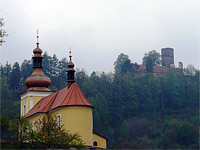 Kostel sv. Petra a Pavla - Svojanov (kostel) - Kostel s hradem v pozad