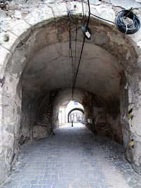 Koln (hrad, zmek) - Prjezd pod zpadnm kdlem (bezen 2011)