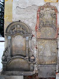 Kostel sv. Barbory - umperk (kostel) - Nhrobky na eln fsd kostela.