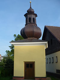 kaplika - stup (kaplika) - vchod do zvonice