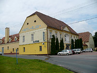 Hotel Club - Vranovsk Ves (hotel, restaurace) - pohled od hlavn silnice