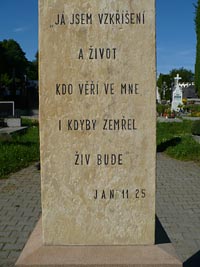 Hbitovn kostel - Olenice (kostel) - npis na podstavci ke