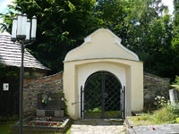 Hbitov - Star Svojanov (hbitov) - zadn brna - vlevo mrnice