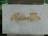 Pomnk Bohuslava Martin - Polika (pomnk) - detail na podstavci