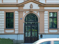 Gymnzium - Polika (historick budova) - hlavn vchod