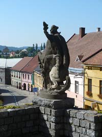 Socha svatho Vclava - Olenice (drobn pamtka) - pohled od vchodu do kostela