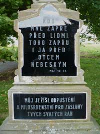 K - Nedvz (k) - detail npisu na podstavci