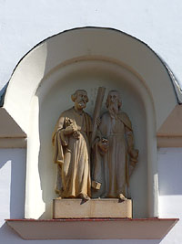 Kostel sv. Petra a Pavla - tpnov nad Svratkou (kostel) - soky sv. Petra a Pavla nad vchodem do kostela