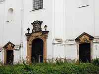 Kostel P. Marie Pomocn - Bruntl, Uhlsk vrch (kostel) - Vchody do kostela