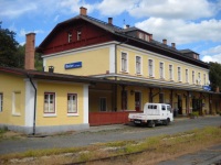 Beov nad Teplou (eleznin stanice) - Ndran budova z leva.