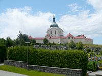 Nov hbitov u Zelen Hory - r nad Szavou (hbitov) - hbitov, v pozad kostel sv Jana Nepomuckho
