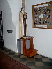 Kostel svatho Mikule - Velk Mezi (kostel) - klektko ped sochou Panny Marie
