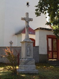 Kostel sv. Ji v Ol (kostel) - Mramorov k ped kostelem