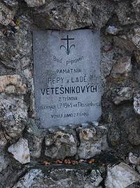 Vrovka (vrchol) - Vrovka - detail pamtnku