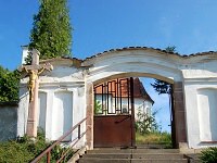 Farn kostel sv. Martina - Doln Louky (kostel) - Vstupn brna do arelu kostela