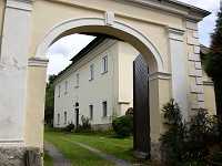 Kostel sv. Vclava - Zvole (kostel) - Budova fary
